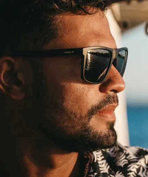 Ud over passe Korn Køb stilfulde solbriller til mænd online, særligt udvalg.